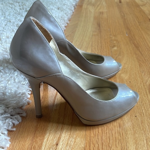 Guess by Marciano Women Sz 5 Pearl Gold Metallic Peep Open Toe Platform 4" Heel - Picture 1 of 10